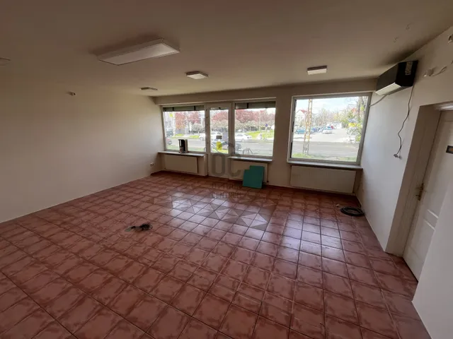 Eladó kereskedelmi és ipari ingatlan Debrecen, Széchenyikert 65 nm