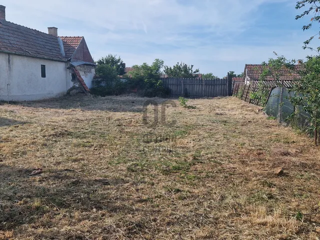 Eladó telek Mikepércs 372 nm