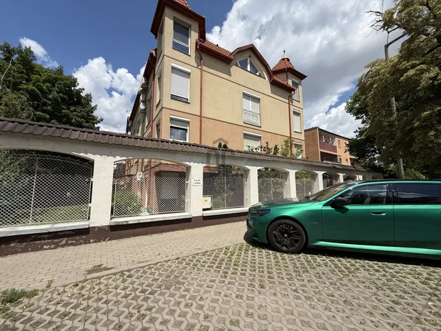 Eladó garázs Debrecen, Nagyerdő 14 nm