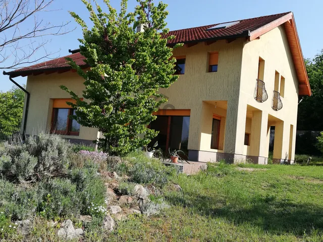 Kiadó ház Szada 200 nm