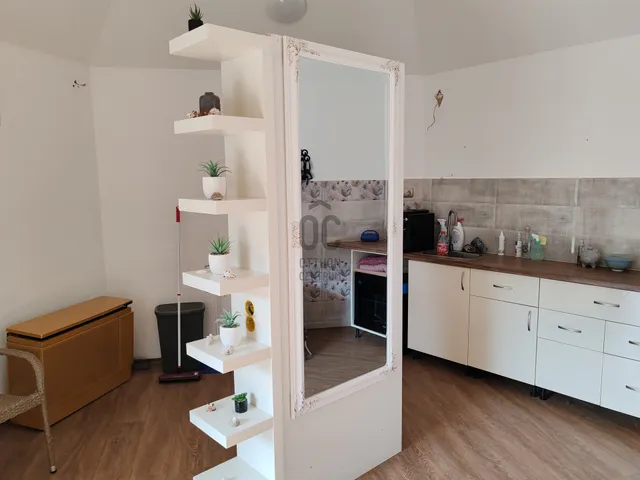 Eladó kereskedelmi és ipari ingatlan Győr, Révfalu 30 nm