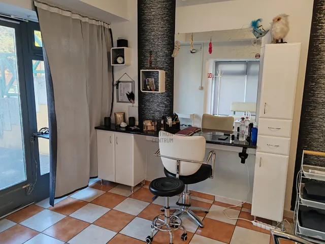 Eladó kereskedelmi és ipari ingatlan Győr, Marcalváros I. 45 nm