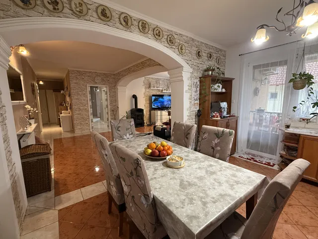 Eladó ház Győrújfalu 289 nm