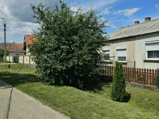 Eladó ház Ács 42 nm