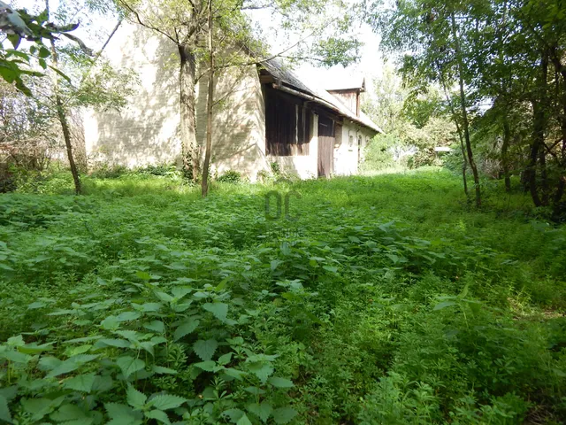 Eladó telek Gölle, Hősök tere 7180 nm