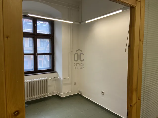 Eladó kereskedelmi és ipari ingatlan Szekszárd 32 nm