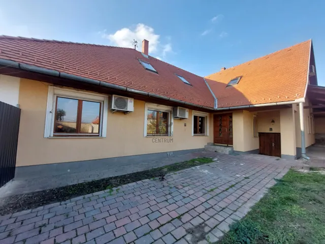 Eladó ház Szekszárd, Újváros 236 nm