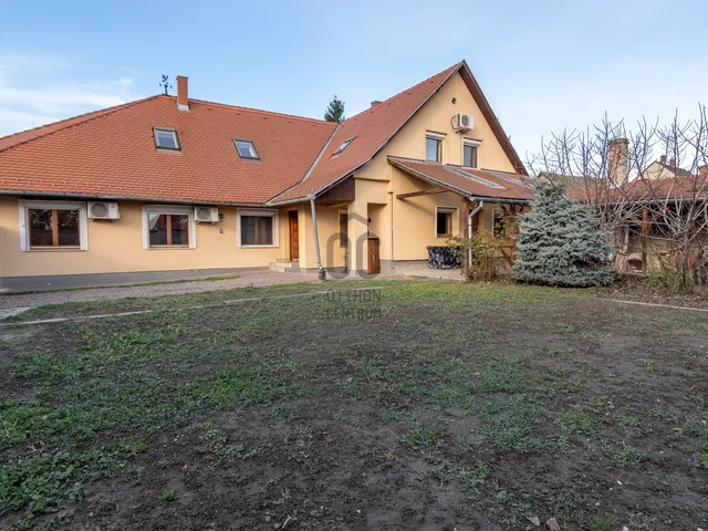 Eladó ház Szekszárd, Újváros 236 nm