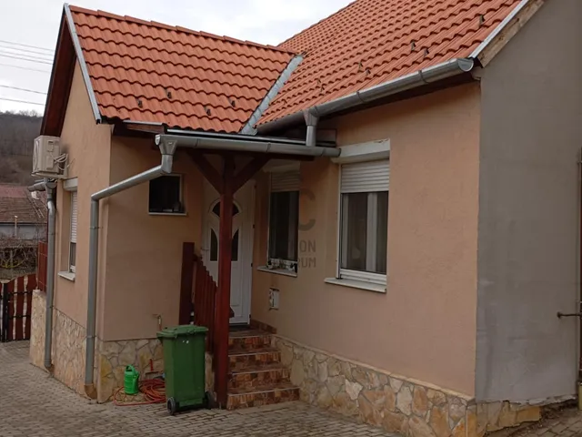 Eladó ház Alsónána 74 nm