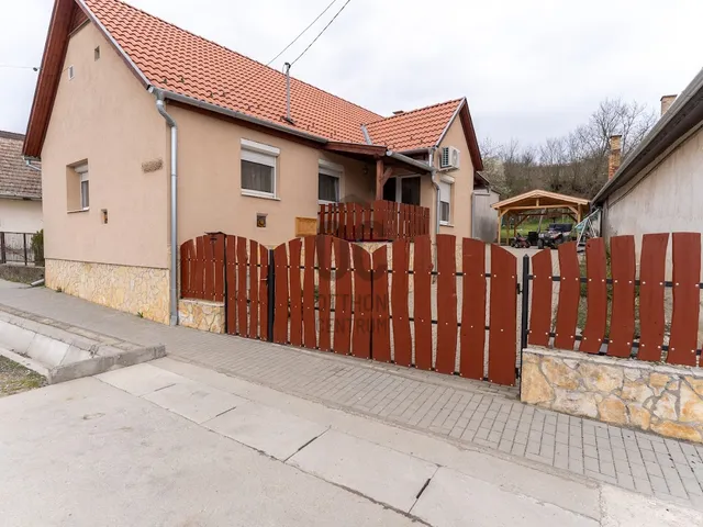 Eladó ház Alsónána 74 nm