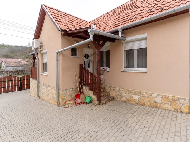 Eladó ház Alsónána 74 nm