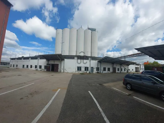 Kiadó kereskedelmi és ipari ingatlan Szekszárd 75 nm