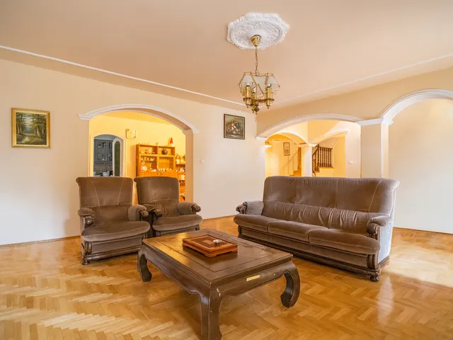 Eladó ház Budapest II. kerület, Máriaremete 305 nm