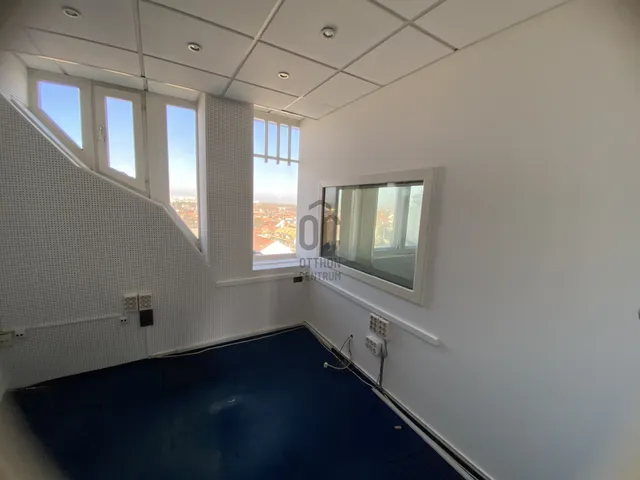 Eladó kereskedelmi és ipari ingatlan Kecskemét, Belváros 128 nm