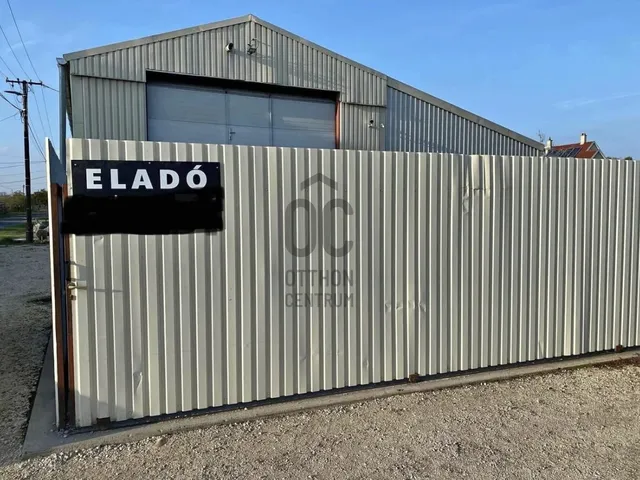 Eladó kereskedelmi és ipari ingatlan Izsák 230 nm