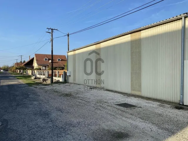 Eladó kereskedelmi és ipari ingatlan Izsák 230 nm