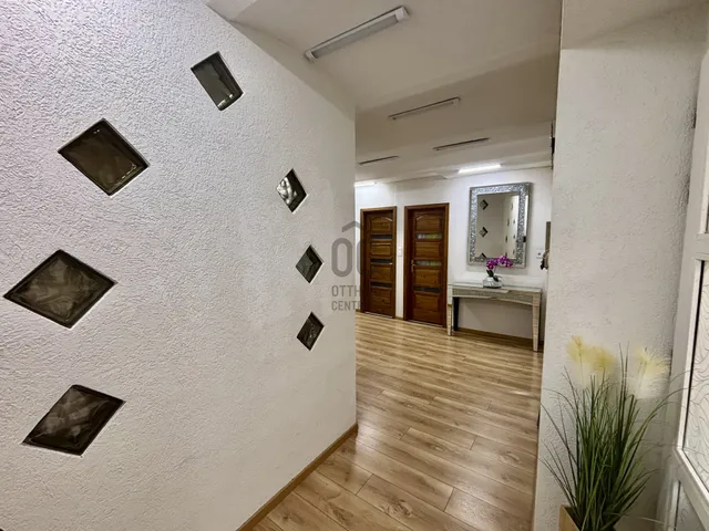 Eladó kereskedelmi és ipari ingatlan Kecskemét, Belváros 90 nm