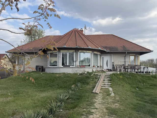 Eladó ház Kecskemét, Úrihegy 270 nm