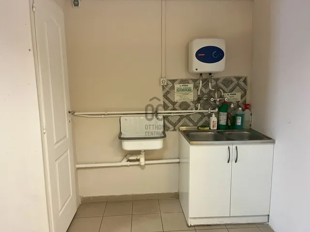 Kiadó kereskedelmi és ipari ingatlan Kecskemét, Széchenyiváros 42 nm