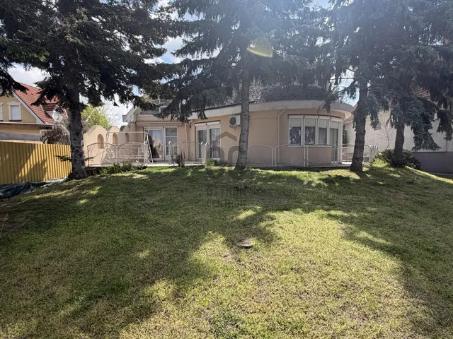 Eladó ház Kecskemét, Hunyadiváros 360 nm