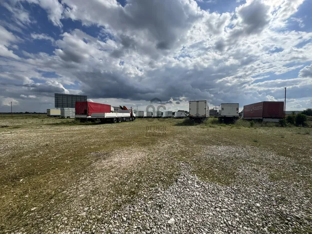Eladó kereskedelmi és ipari ingatlan Kecskemét 40 nm