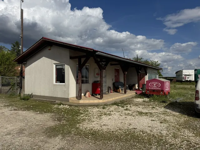 Eladó kereskedelmi és ipari ingatlan Kecskemét 40 nm