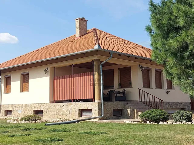 Eladó ház Hernád 241 nm
