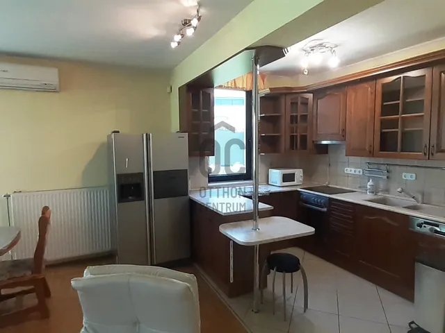 Kiadó ház Üröm, Huszár utca 210 nm