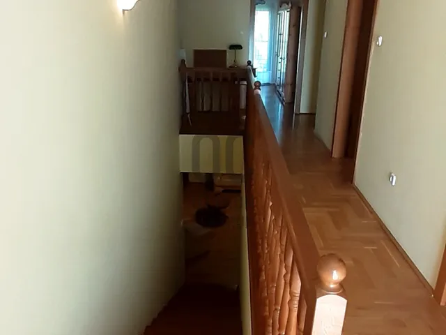 Kiadó ház Üröm, Huszár utca 210 nm