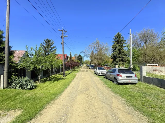 Eladó telek Erdőkertes 696 nm