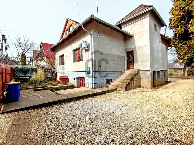 Eladó ház Pécel 300 nm