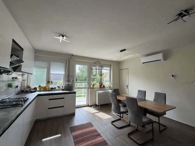 Eladó ház Üröm 261 nm