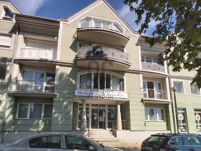 Eladó kereskedelmi és ipari ingatlan Kaposvár, Belváros 675 nm