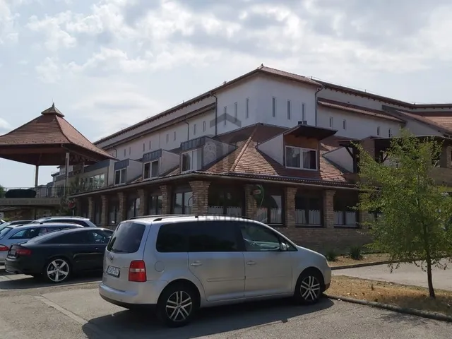 Eladó kereskedelmi és ipari ingatlan Cserkeszőlő 824 nm