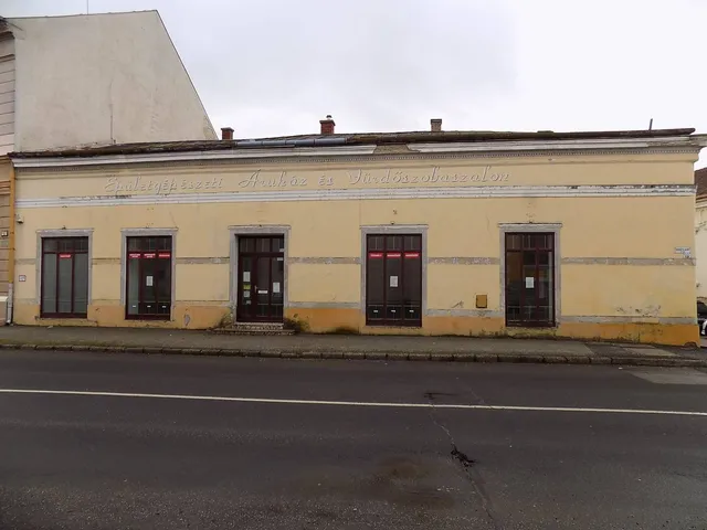 Eladó kereskedelmi és ipari ingatlan Tapolca, Belváros 341 nm