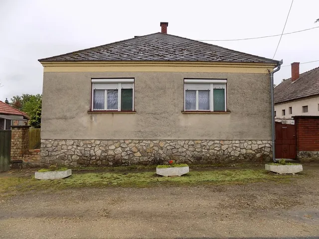Eladó ház Pápateszér 82 nm