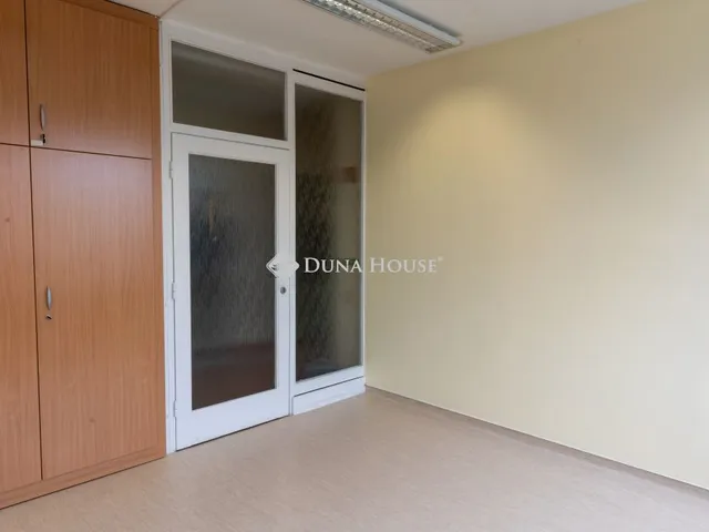 Eladó kereskedelmi és ipari ingatlan Győr 411 nm