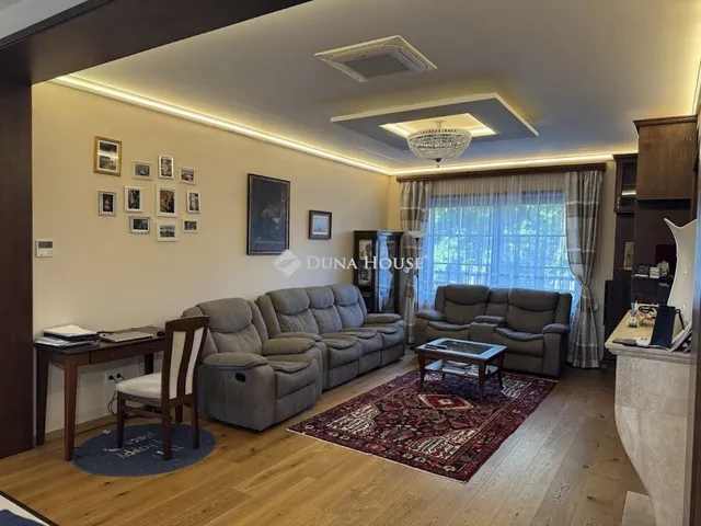 Eladó ház Budapest XV. kerület, Karatna tér 260 nm