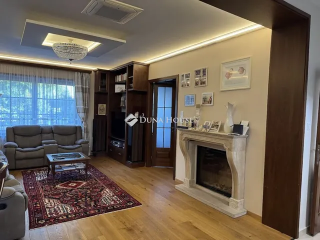 Eladó ház Budapest XV. kerület, Karatna tér 260 nm