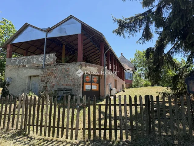 Eladó kereskedelmi és ipari ingatlan Borgáta 200 nm