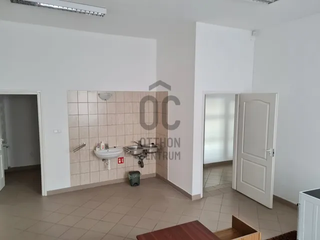 Kiadó kereskedelmi és ipari ingatlan Zalaegerszeg, Belváros
