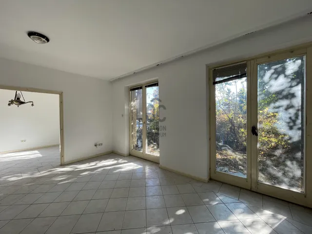 Eladó ház Budapest II. kerület, Máriaremete 265 nm