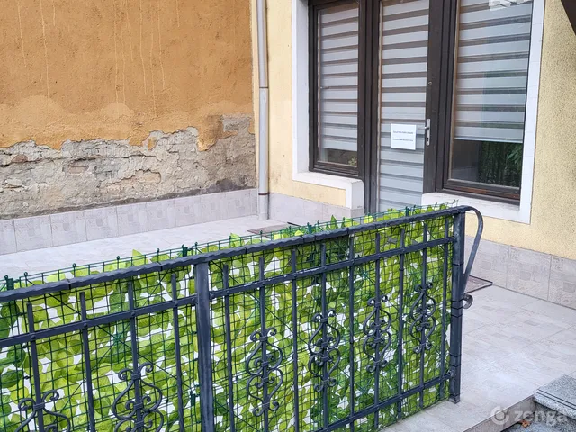 Eladó kereskedelmi és ipari ingatlan Pápa, Erzsébetváros 30 nm