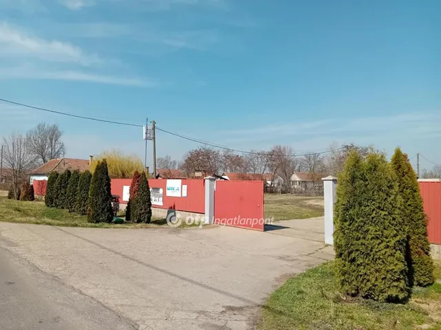 Eladó kereskedelmi és ipari ingatlan Berekböszörmény, Berekböszörmény végén 35 nm