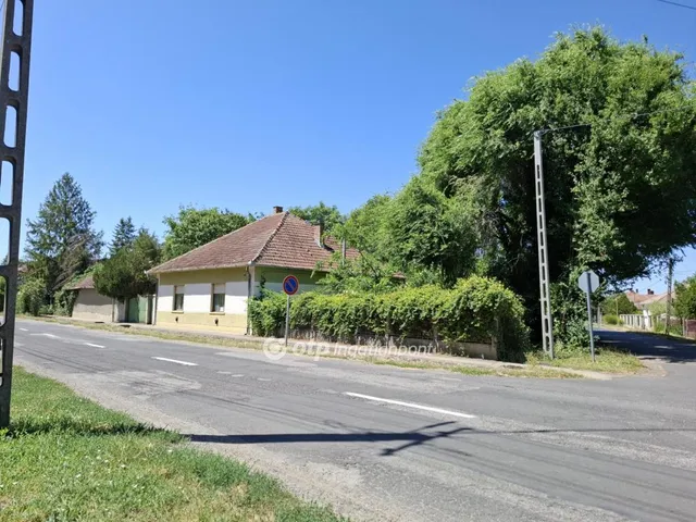Eladó ház Biharkeresztes, a rendőrség előtt 100 nm