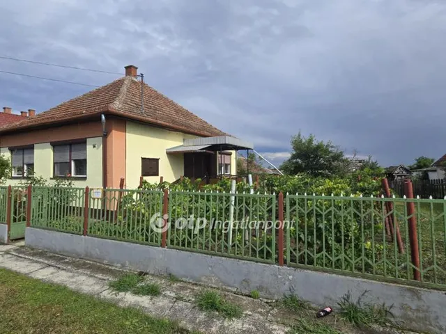 Eladó ház Tetétlen, Központ 85 nm