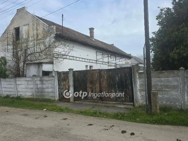 Eladó kereskedelmi és ipari ingatlan Derecske 210 nm