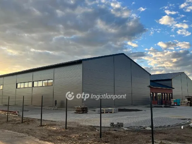 Kiadó kereskedelmi és ipari ingatlan Debrecen 1700 nm