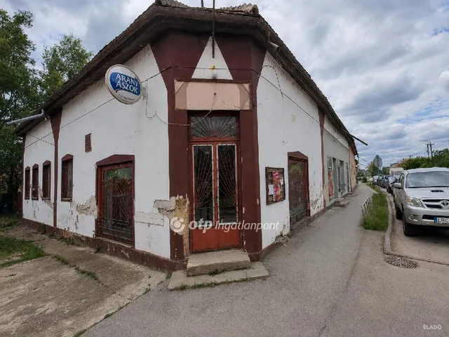 Eladó kereskedelmi és ipari ingatlan Szerep 271 nm