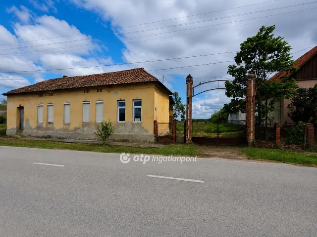 Eladó kereskedelmi és ipari ingatlan Szerep 177 nm
